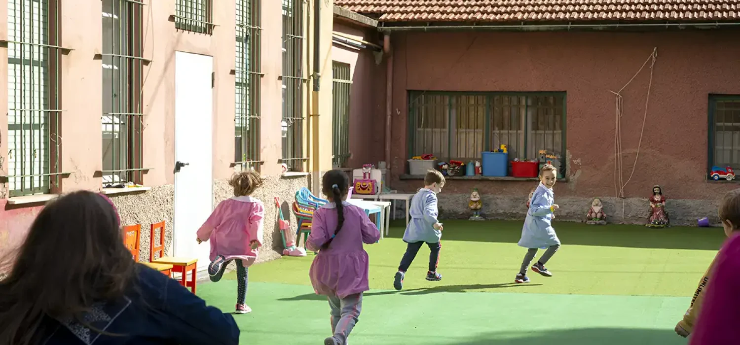 bambini scuola infanzia giardino esterno